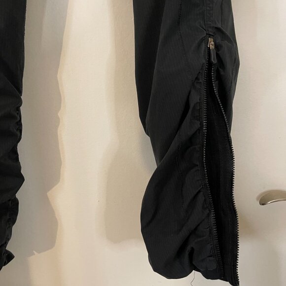 Lululemon Low‑Rise Athletic Pants – XS Fit, Zipper Leg Ends, Elastic Waist - Picture 6 of 11